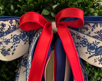 Paquete de cintas con motivos patrióticos de estilo chinoiserie: diseño de porcelana azul y blanca con detalles en rojo.