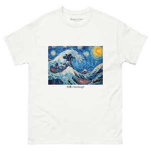 以下が含まれることがあります： 白地のTシャツ。ゴッホの「星月夜」と日本の波のデザインを組み合わせた鮮やかなプリントが特徴です。「北斎 x VanGogh」の文字と、ブランド名「Momo Create」が襟元にプリントされています。