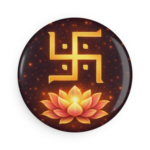 Op de afbeelding: Een ronde knoop met een goudkleurig swastika-symbool en een lotusbloemontwerp. De achtergrond is donkerbruin met kleine, gloeiende stippen. De lotusbloem is in tinten oranje en geel.