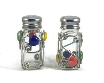 Beaded Salt and Pepper, Salt and Pepper Shakers, Wire Art,Shaker, Kitchen Gadget, Table Decor, Housewarming Gift, Hostess Gift, Wedding Gift