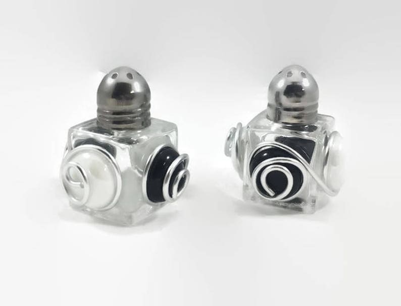 Kitchen Gadget Wire Wrapped Mini Salt and Pepper Black and White Spice Shaker Beaded SALTPEPPER Shakers Beaded Kitchen Decor
