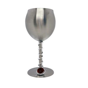 Può includere: Un bicchiere di vino d'argento con uno stelo attorcigliato e una perla di vetro rossa alla base.