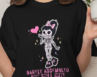 Camiseta "Apenas ensamblada, pero linda", Camiseta de enfermedad crónica, Camiseta de concienciación sobre el síndrome de Ehlers-Danlos, Camiseta divertida para personas con enfermedades crónicas, Camiseta de enfermedad invisible, Regalo de cebra