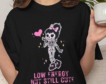 Camiseta "Baja energía pero aún así linda", Camiseta "Enfermedad crónica", Camiseta de concientización sobre el síndrome de Ehlers-Danlos, Camiseta divertida para personas con enfermedades crónicas, Camiseta "Enfermedad invisible", Regalo de cebra