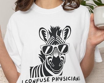 Camiseta "Confundo a los médicos", Camiseta sobre enfermedades crónicas, Camiseta de concienciación sobre el síndrome de Ehlers-Danlos, Camiseta divertida para personas con enfermedades crónicas, Camiseta sobre enfermedades invisibles, Regalo de cebra