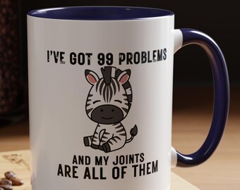 Tengo 99 problemas y mis articulaciones son todos ellos. Taza de café con diseño de humor médico personalizado.