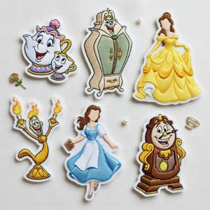 Può includere: Un cartello in legno rustico con la scritta "Welcome to our home" in lettere bianche. Il cartello presenta una finitura invecchiata e un design semplice e invitante, perfetto per l'arredamento dell'ingresso.