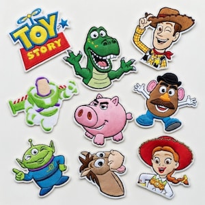 Pode incluir: Uma coleção de patches bordados com personagens do filme de animação "Toy Story". Os patches incluem Woody, Buzz Lightyear, Rex, Hamm, Sr. Batata e outros. O logotipo "Toy Story" também está incluído.