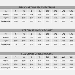 Puede incluir: Tablas de tallas para sudaderas, camisetas y sudaderas con capucha unisex. Las tablas muestran medidas en cm de ancho, largo y largo de manga en tallas S a 5XL. Fondo gris claro.