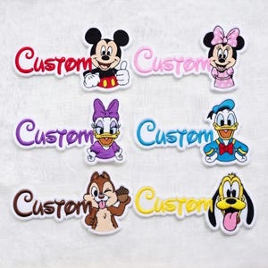Aangepaste geborduurde Disney Mickey-patch, gepersonaliseerde naam Daisy Donald Pluto Goofy Chip opstrijkbare jassen, hoeden, tassen, Disneyworld cadeau voor haar