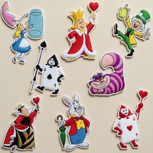 Könnte beinhalten: Eine Sammlung von aufgestickten Aufnähern mit Charakteren aus Alice im Wunderland. Die Aufnäher zeigen Alice, den Hutmacher, die Herzkönigin, die Grinsekatze, das weiße Kaninchen, den Herzkönig und das Pik-Ass.