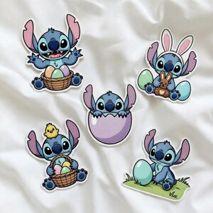 K&ouml;nnte beinhalten: F&uuml;nf Cartoon-Aufkleber mit Stitch aus Lilo & Stitch in Oster-Posen. Stitch wird mit Ostereiern, Hasenohren und einem K&uuml;ken gezeigt. Die Aufkleber verwenden Blau-, Lila- und Braunt&ouml;ne. Die Aufkleber befinden sich auf einem wei&szlig;en Hintergrund.