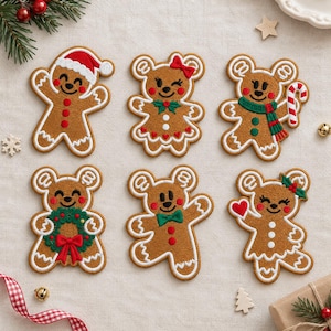 Könnte beinhalten: Sechs bestickte Aufnäher im Lebkuchen-Design mit verschiedenen Motiven: eine Lebkuchenfigur mit Weihnachtsmannmütze, ein Bär mit roter Schleife, ein Bär mit Zuckerstange und Schal, ein Bär mit Kranz, ein Bär mit grüner Fliege und ein Bär mit einem Herz.