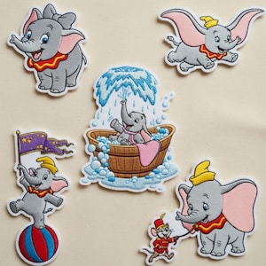 以下が含まれることがあります： ダンボのキャラクターが描かれた、6つの刺繍パッチのセット。パッチは、空を飛んだり、お風呂に入ったり、ボールの上でバランスをとったりするなど、さまざまなポーズのダンボを描いています。各パッチには白い縁取りがあり、グレー、ピンク、イエロー、レッド、ブルーなどの鮮やかな色が使用されています。