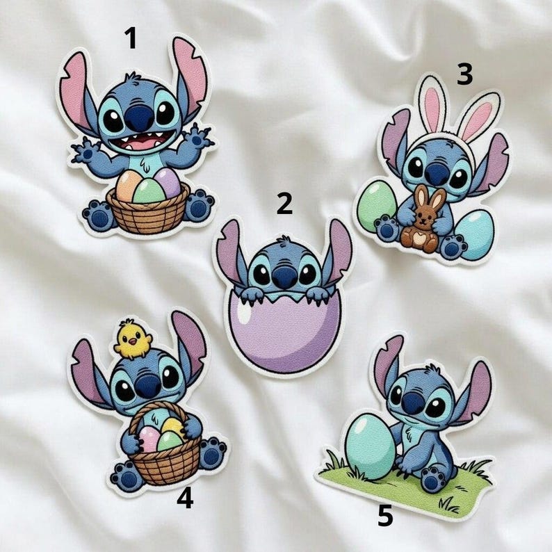 K&ouml;nnte beinhalten: Eine Sammlung von f&uuml;nf Cartoon-Aufklebern mit der Figur Stitch aus Lilo & Stitch. Jeder Aufkleber zeigt Stitch mit Ostermotiven, darunter Ostereier, ein Korb, Hasenohren und ein K&uuml;ken. Die Aufkleber zeigen Stitch in verschiedenen Posen und Umgebungen.