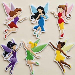 Può includere: Un cartello in legno rustico con la scritta "Welcome to our home" in stile scritto a mano. Il cartello presenta una finitura invecchiata e un design semplice e accogliente, perfetto per un portico o un ingresso.