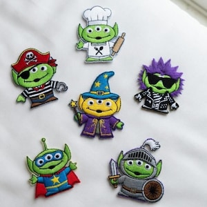 Op de afbeelding: Een witte keramische mok met een zwart handvat en de tekst "But First, Coffee" in een zwarte, handgeschreven lettertype. De mok staat op een wit oppervlak.