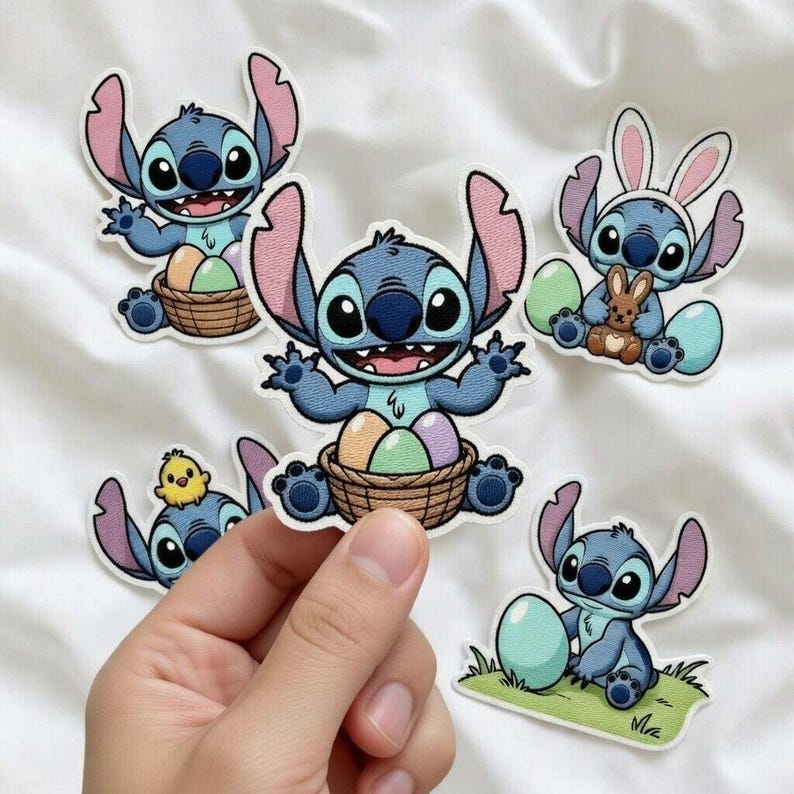 K&ouml;nnte beinhalten: Eine Sammlung von Stitch-Charakter-Patches in verschiedenen Ostermotiven. Die Patches zeigen Stitch mit Ostereiern, einem K&uuml;ken und Hasenohren. Die Patches sind blau, rosa und braun, mit einem wei&szlig;en Rand.