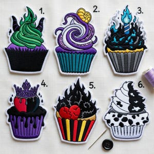 Może przedstawiać: Haftowane naszywki z babeczkami o r&oacute;żnych wzorach. Zawiera zielony płomień, fioletowe macki, niebieski płomień ze świecą, koronę z sercem, złamane serce oraz czarno-biały wz&oacute;r. Każda naszywka ma białą obw&oacute;dkę.