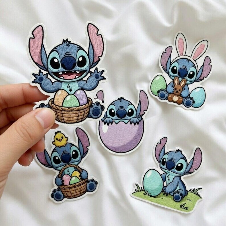 K&ouml;nnte beinhalten: Eine Sammlung von f&uuml;nf Cartoon-Aufklebern mit der Figur Stitch aus Lilo & Stitch. Die Aufkleber zeigen Stitch mit Ostereiern, einem K&uuml;ken, einem Hasen und in einem Ei. Die Aufkleber sind blau, rosa und braun.