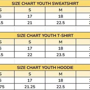 Puede incluir: Una tabla de tallas para sudaderas, camisetas y sudaderas con capucha para j&oacute;venes. La tabla muestra las medidas en pulgadas de ancho y largo para las tallas XS a XL. El texto es negro sobre fondo amarillo.