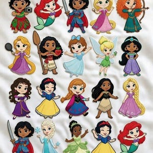 Op de afbeelding: Een verzameling kleurrijke cartoonkarakterstickers met verschillende prinsessen. Elke sticker toont een andere prinses in een unieke outfit, met details zoals zwaarden, bogen en zeemeerminstaarten. Stickers op een witte achtergrond.