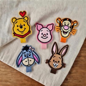 Puede incluir: Una taza de cerámica blanca con un asa negra y el texto "But First, Coffee" en negro, con una fuente de estilo manuscrito. La taza está sobre una superficie blanca.