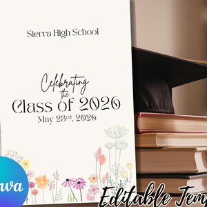 Könnte beinhalten: Eine Abschlussankündigung mit dem Text "Sierra High School Celebrating the Class of 2026 May 23rd, 2026" wird neben einem Stapel Bücher und einer Abschlusskappe mit einer goldenen Quaste angezeigt. Die Ankündigung hat einen floralen Rand.