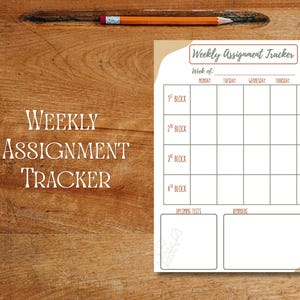 Puede incluir: Un rastreador de tareas semanales sobre una superficie de madera. El rastreador blanco tiene un borde beige y secciones para cada día de la semana y cuatro bloques. Las palabras "Weekly Assignment Tracker" están en una fuente decorativa. Un lápiz está arriba.