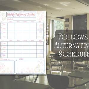 Könnte beinhalten: Ein weißer Aufgaben-Tracker mit floralem Design. Der Tracker hat ein Raster für wöchentliche Aufgaben mit Feldern für Daten und Notizen. Der Text "Weekly Assignment Tracker" steht oben. Der Hintergrund ist ein Klassenzimmer.