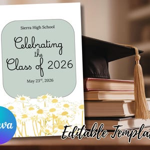 Op de afbeelding: Een afstudeeraankondigingssjabloon met de tekst "Celebrating the Class of 2026" en "May 23rd, 2026". De aankondiging heeft een lichtgroene achtergrond en madeliefjesbloemen aan de onderkant. Een afstudeerhoed en boeken staan op de achtergrond.