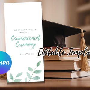 Könnte beinhalten: Eine Abschlussankündigungsvorlage mit dem Text „Commencement Ceremony“ und „Dadeville High School Class of 2026“. Eine Abschlusskappe mit goldener Quaste liegt auf einem Stapel Bücher. Das Canva-Logo befindet sich in der unteren linken Ecke.