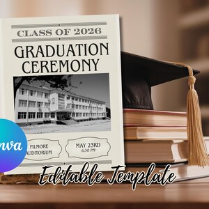 Op de afbeelding: Een sjabloon voor een afstudeerceremonie-aankondiging met de tekst "Klasse van 2026 Afstudeerceremonie" en een zwart-witfoto van een schoolgebouw. Een afstudeerhoed met een gouden kwast rust op een stapel boeken.