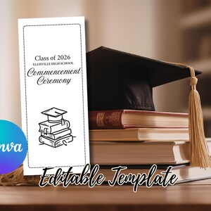 Könnte beinhalten: Eine schwarze Abschlusskappe mit goldener Quaste liegt auf einem Stapel Bücher. Ein Lesezeichen mit dem Text "Class of 2026 Commencement Ceremony" und einem Stapel Bücher mit einer Abschlusskappe befindet sich links. Das Wort "Canva" befindet sich in einem blau-violetten Kreis.