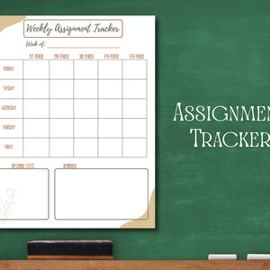 Puede incluir: Un rastreador de tareas semanales blanco con un borde y texto marrón. El rastreador incluye secciones para cada día de la semana y períodos. Las palabras "Weekly Assignment Tracker" y "Assignment Tracker" son visibles.