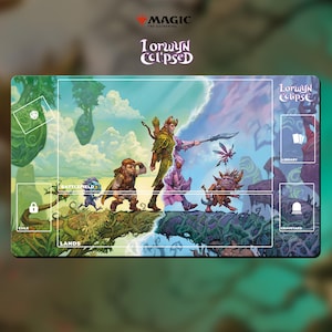 Puede incluir: Una alfombrilla de juego de Magic: The Gathering con ilustraciones del conjunto Lorwyn Eclipsed. La alfombrilla muestra un paisaje de fantasía con personajes y zonas de juego etiquetadas como "Lands", "Battlefield", "Library" y "Graveyard". La paleta de colores incluye verdes, azules y morados.