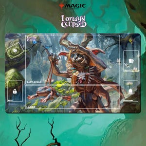 Puede incluir: Una alfombrilla de juego de Magic: The Gathering con ilustraciones del set Lorwyn Coldsed. La alfombrilla muestra una escena de fantasía con una criatura parecida a un goblin, una rana y zonas de juego etiquetadas.