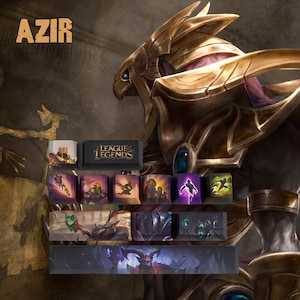 Puede incluir: Un conjunto de teclas personalizadas con ilustraciones del videojuego League of Legends. Las teclas muestran varias ilustraciones de personajes y el logotipo del juego. La palabra "AZIR" está impresa en la parte superior. La combinación de colores incluye dorado, morado y negro.