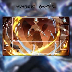 Op de afbeelding: Speelmat met Aang uit Avatar: The Last Airbender, omringd door vuur- en waterelementen. De mat heeft aangewezen zones voor gameplay, met de Magic: The Gathering en Avatar logo's bovenaan. Het kleurenschema omvat oranje, blauw en bruin.
