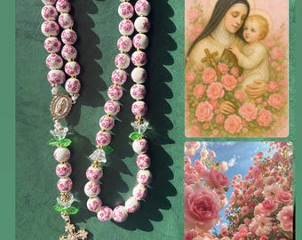 Rosario floral de Santa Teresa de Lisieux “La Pequeña Flor” con cuentas de porcelana hechas a mano de 10 mm.