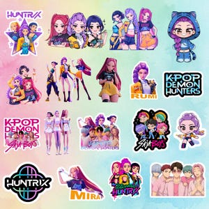 Pode incluir: Uma coleção de autocolantes coloridos com ilustrações em estilo anime de grupos e personagens de K-Pop. Os autocolantes apresentam vários designs, incluindo retratos de grupo, personagens individuais e texto como "HUNTRIX", "K-POP DEMON HUNTERS" e "SAJA BOYS".