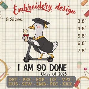 Op de afbeelding: Borduurontwerp met een cartoon gans in een afstudeerhoed en toga, op een scooter. Tekst: "I AM SO DONE - Class of 2026." Maten variërend van 9.65cm tot 19.81cm.