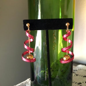 Vintage Avon Reddish Pink Gold Ball Spiral Confetti Earrings With Surgical Steel Posts ~ Excellent Condition ~ Original Box ~ FREE Shipping!