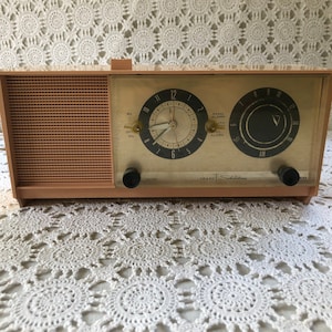 Vintage Peachy Pink Mid Century Sears Silvertone AM Tube Radio Alarm Clock ~ Excellent Working Condition ~ FREE Shipping!!