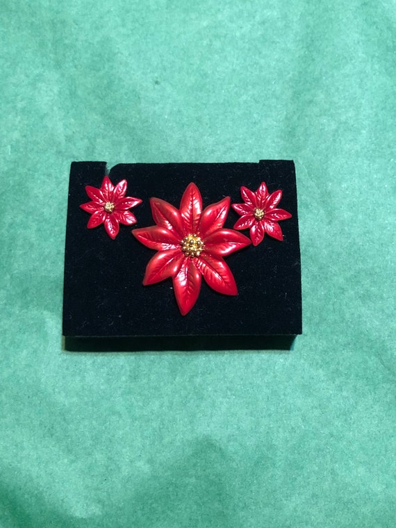 New Vintage AVON Glossy Red Poinsettia Pin and Mat