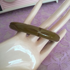 Deeply Carved Unique Flower And Vine Bakelite Bangle Bracelet In Pea Green With Cinnamon Undertones  ~ Excellent Authentic Tested Bakelite
