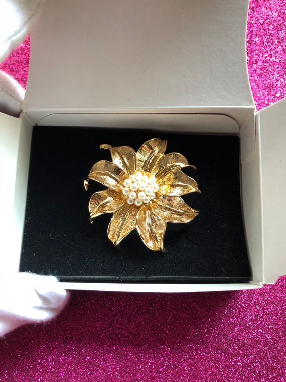 Vintage Never Worn Avon Floral Pearlesque Pin/Bro… - image 5