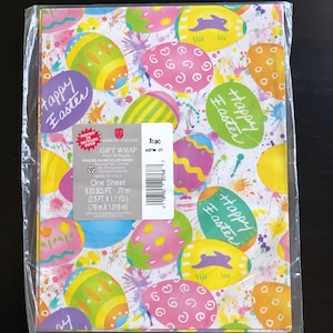 Pode incluir: Uma folha de papel de embrulho de P&aacute;scoa colorido com fundo branco e um padr&atilde;o de ovos de P&aacute;scoa em tons pastel com diferentes designs. O texto "Happy Easter" &eacute; repetido em todo o design. O papel de embrulho mede 8,33 p&eacute;s quadrados ou 0,77 metros quadrados.