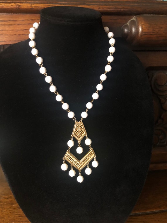 Vintage Mid Century White Beaded Necklace ~ Gold … - image 2