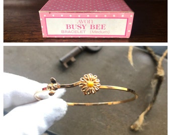 1978 Avon New Old Stock Never Worn Child&#39;s Brassy Goldtone Busy Bee Bracelet ~ In The Box ~ Vintage Bee And Daisy Bracelet ~ FREE Shipping!!